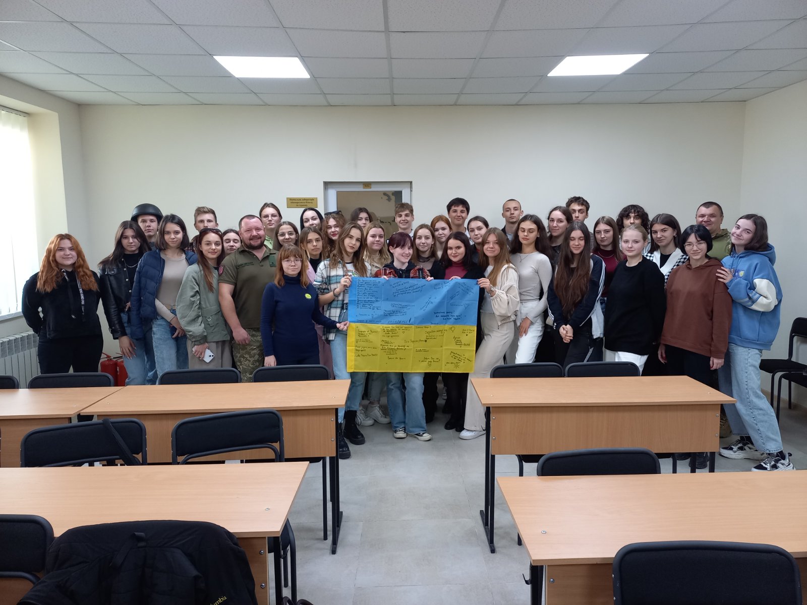 Державний прапор з побажаннями першокурсників-журналістів УМСФ поїде на передову
