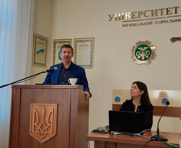 Студенти-міжнародники на англомовній лекції-дискусії європейського політика та професора В'ячеслава Домбровскіса
