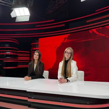 Спеціальність«Міжнародні відносини»: студентки-стажистки на екскурсії до Дніпро ТV та молодіжних центрів міста