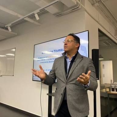 Студенти спеціальності «Право» опанували сучасні техніки медіації та кризових переговорів з провідним світовим медіатором Стівом А. Тінео ⚖️🤝