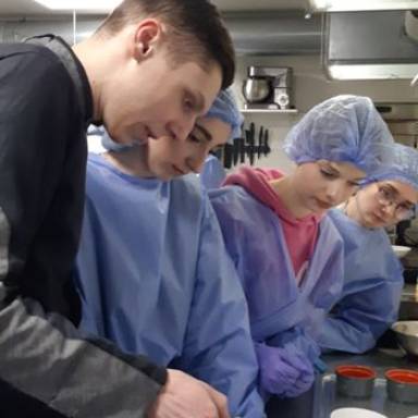 Практичне заняття з приготування crème brûlée: від класичної рецептури до професійних навичок