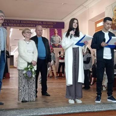 У Дніпрі відкрилася виставка живопису на склі Лариси Сизової-Кротенко: від Парижа до УМСФ