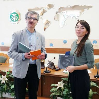 Документальна фотографія війни: кафедрі журналістики УМСФ передали унікальні фотокниги